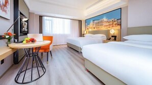 A hotel room with two beds, a desk with a lamp, a chair, and a large window with curtains. - Vienna International Hotel (Wuhan Yellow Crane Tower Pengliuyang Subway Station) (Wuhan)