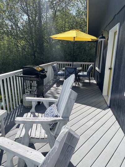 Cozy year round retreat! Close to skiing, hiking and swimming.