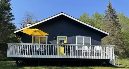 Cozy year round retreat! Close to skiing, hiking and swimming.