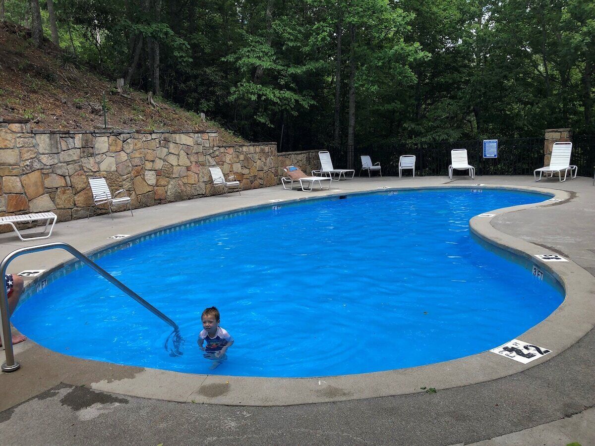 Een binnenzwembad en een verwarmd zwembad