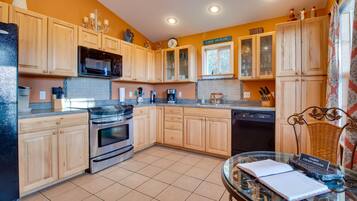 Fridge, microwave, stovetop, dishwasher