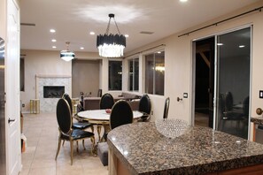 Dining - Anastacia Dreams (Indio)