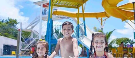 Utendørsbasseng og et oppvarmet basseng