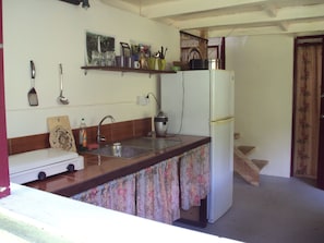 Refrigerador, parrilla de estufa, cafetera y tetera y licuadora