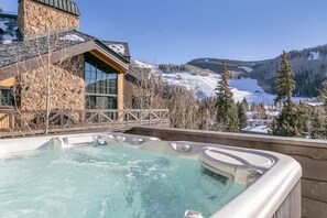 Tina de hidromasaje al aire libre