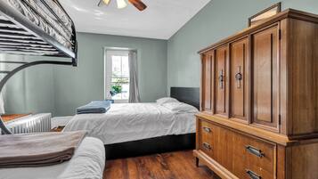 6 bedrooms, iron/ironing board, WiFi, bed sheets