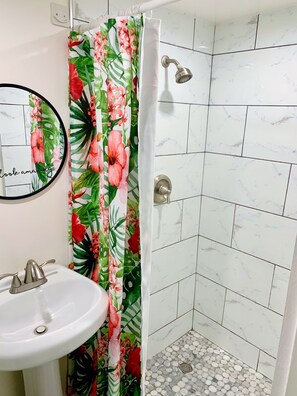 Dusche, Haartrockner, Handtücher, Seife