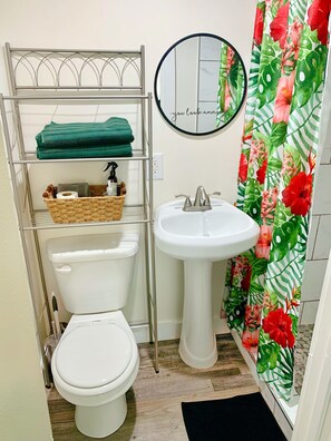 Shower, hair dryer, towels, soap - Spacious private studio in Long Beach (Long Beach)