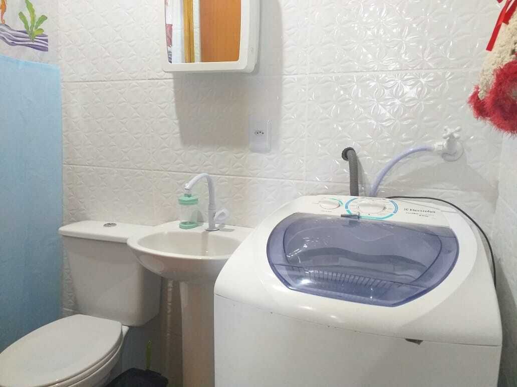 Une salle de bain équipée de toilettes, d’un lavabo et d’un système de filtration de l’eau.