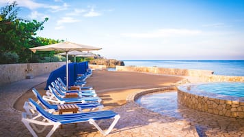 Una piscina al aire libre, tumbonas