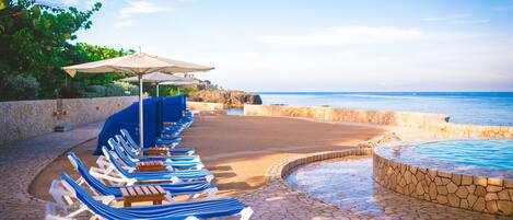 Piscine extérieure, chaises longues