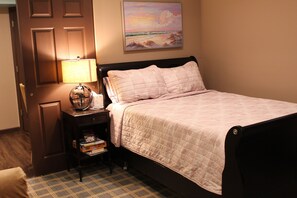 1 soverom, memory foam-senger, skrivebord og strykejern/-brett