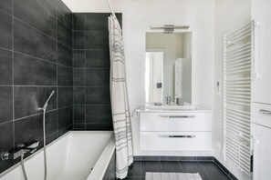 Hair dryer, towels - Elegant Landstraße 1BR w/ Elevator, near Central Station, by Blueground (Vienna)
