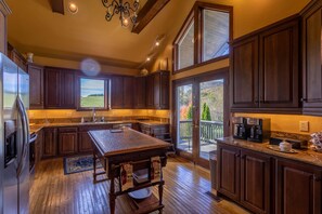 Fridge, microwave, oven, stovetop - Banner Elk Winery Villa - Luxury Estate on a Beautiful Winery! 10min to downtown, hotub (Banner Elk)
