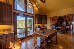 Dining - Banner Elk Winery Villa - Luxury Estate on a Beautiful Winery! 10min to downtown, hotub (Banner Elk)