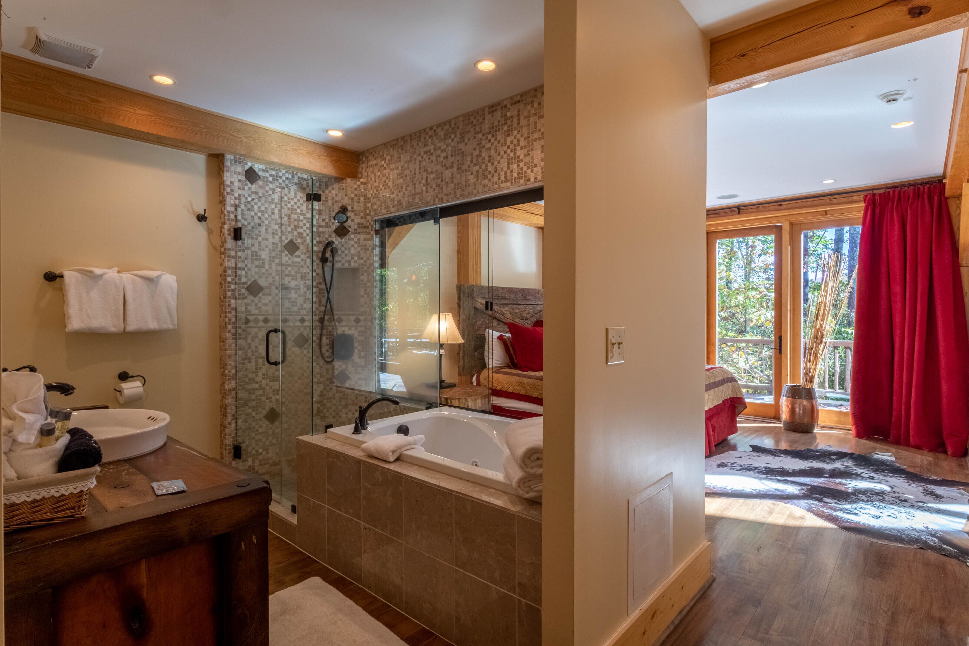 Ein Badezimmer mit Duschkabine, Badewanne und Waschbecken mit Holzschrank.