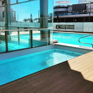 Piscine couverte, piscine extérieure