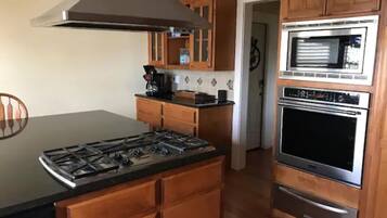 Een koelkast, een magnetron, een oven, een kookplaat