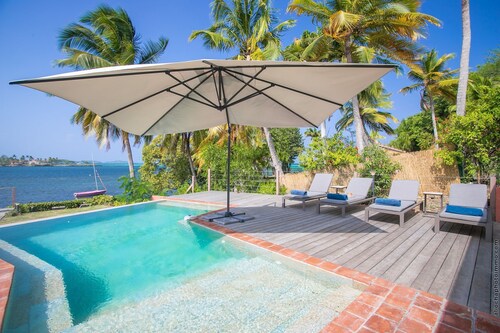 Manzelle & Mazurka ,up to 18 guests
Luxury beach front villa in Martinique 