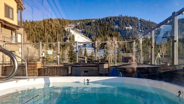 Una piscina con vista su un paesaggio montuoso.