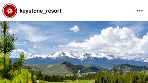 Un campo da golf con montagne sullo sfondo.