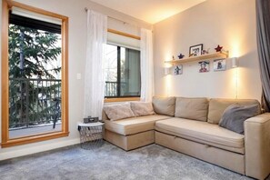 Televisión y chimenea