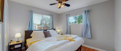 2 slaapkamers, een strijkplank/strijkijzer, reisbedje, wifi