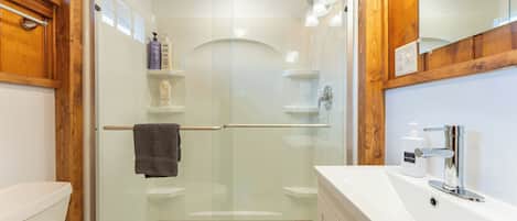 Douche, serviettes fournies, savon, shampoing