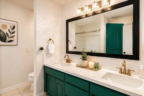 Shower, hair dryer, towels, shampoo - The Gatsby I By Hotel Home Stays (Mesa)