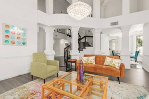 Smart-TV, peis, bordtennis og bøker