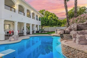 Utendørsbasseng og et oppvarmet basseng