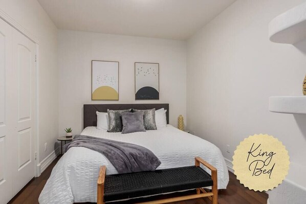 8 soverom, skrivebord, strykejern/-brett og reiseseng for barn