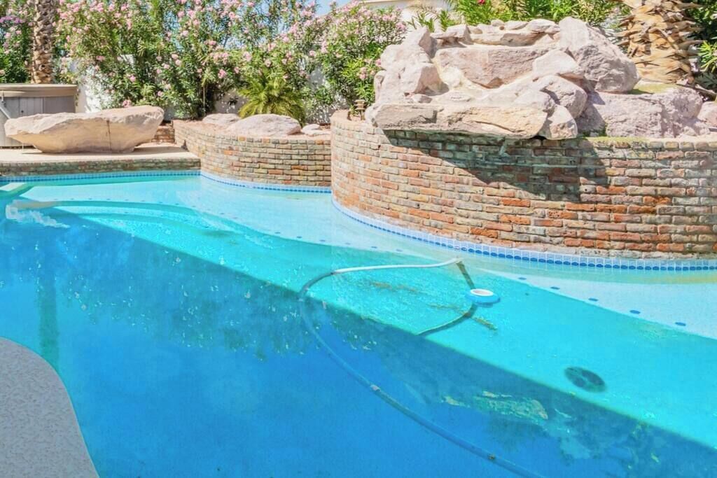 Una piscina al aire libre, una piscina climatizada