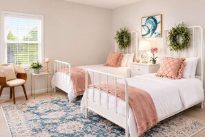 8 bedrooms, desk, iron/ironing board, travel cot - The Gatsby I By Hotel Home Stays (Mesa)