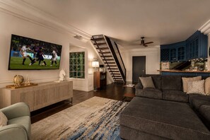 Smart TV, fireplace, ping pong, books - The Gatsby I By Hotel Home Stays (Mesa)