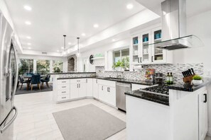 Fridge, microwave, oven, stovetop - The Gatsby I By Hotel Home Stays (Mesa)