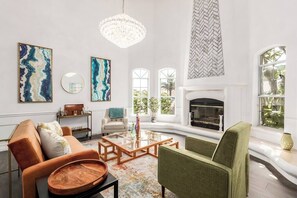 TV connectée, cheminée, table de tennis de table, livres