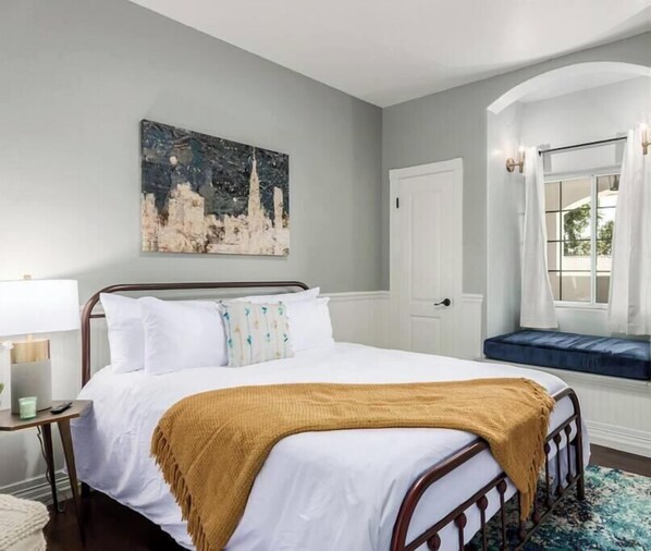 8 bedrooms, desk, iron/ironing board, travel cot