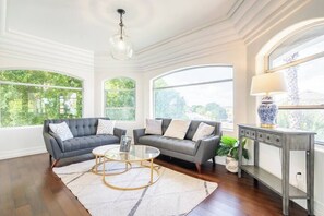 Smart-TV, peis, bordtennis og bøker