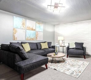 Smart TV, fireplace, ping pong, books