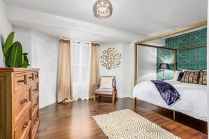 8 Schlafzimmer, Schreibtisch, Bügeleisen/Bügelbrett, Reisekinderbett