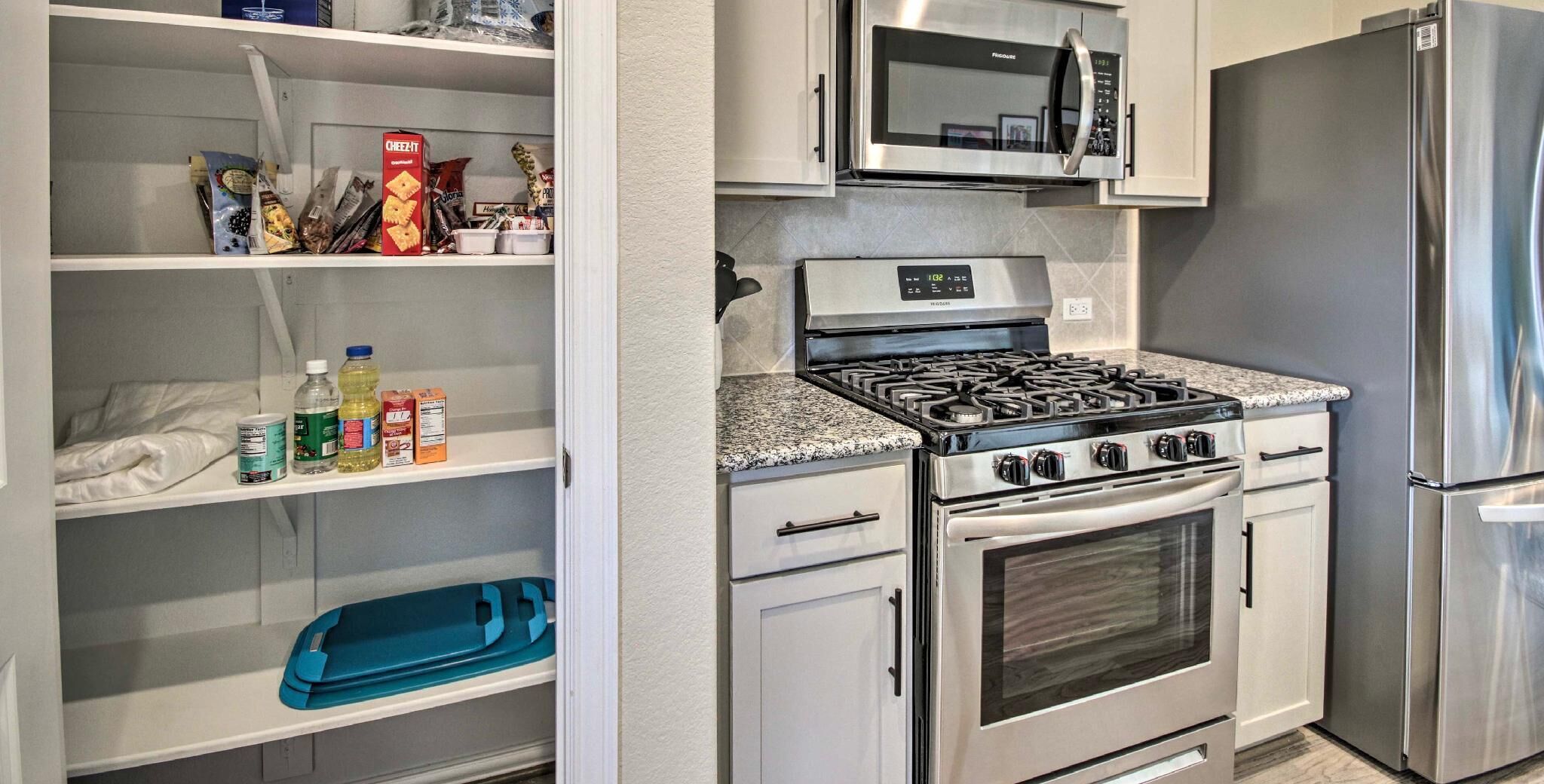 Cutting boards, cooking oil and vinegar provided.  Pictured items available for guest use include cutting boards, cooking oil, vinegar and baking powder.  All other items may vary, but any items in cupboard are for guest use.