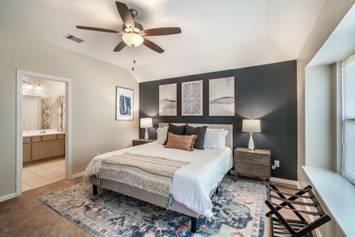 Spacious Retreat with King Bed & Large Backyard Mid-Century Modern Design 