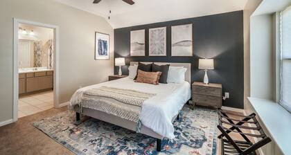 Spacious Retreat with King Bed & Large Backyard Mid-Century Modern Design