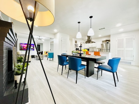 Dining. Walk to the AT&T Stadium, Texas Rangers Globe Life Park, Texas Live & many more.