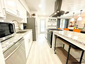 ثلاجة، ميكروويف، فرن، موقد طهي مسطح