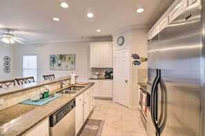 Fridge, microwave, stovetop, dishwasher - < 1 Mi to Beach: ‘Salty Dog’ House in Galveston! (Galveston)