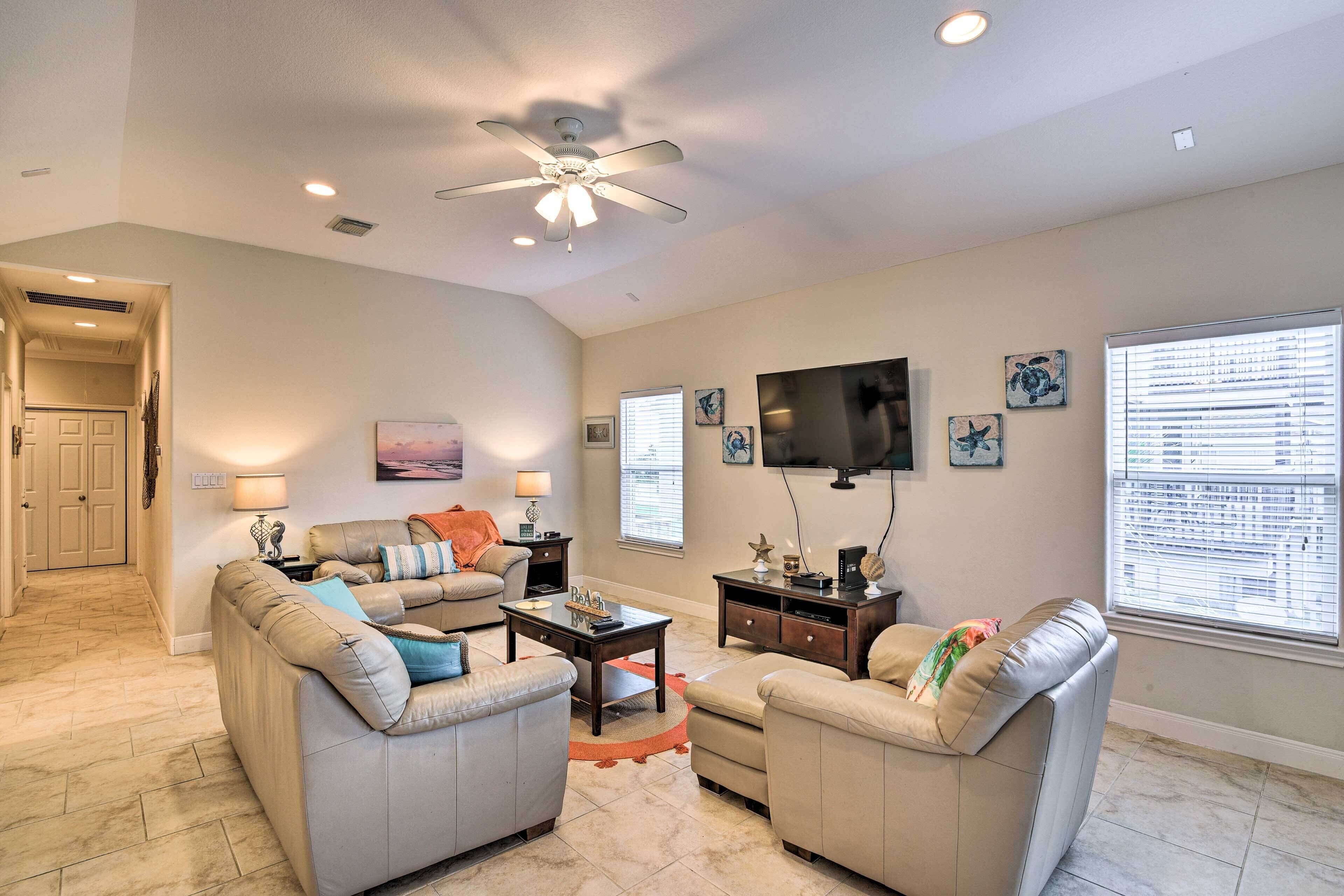 ‘Salty Dog’ Galveston House < 1 Mi to Beach!