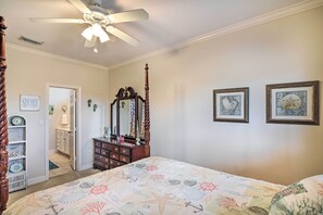 3 bedrooms, iron/ironing board, travel cot, Internet - < 1 Mi to Beach: ‘Salty Dog’ House in Galveston! (Galveston)