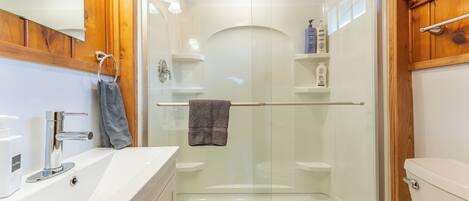 Douche, serviettes fournies, savon, shampoing